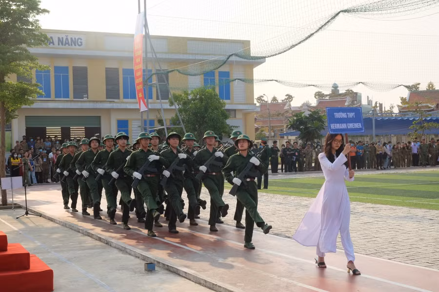 Các đơn vị tham gia duyệt đội ngũ các khối diễu hành qua lễ đài
