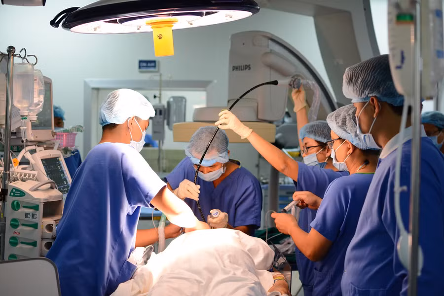 TAVI là một trong những kỹ thuật phức tạp nhất hiện nay có ưu điểm nối trội là giảm thiểu biến chứng so với với phẫu thuật mổ hở, tăng khả năng thành công; thời gian hồi phục chỉ khoảng 5-7 ngày