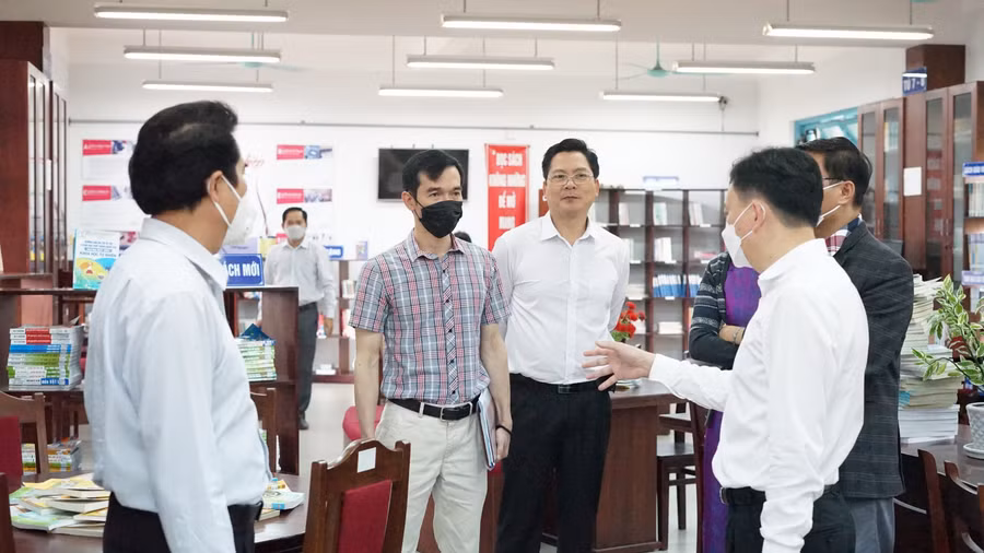 Kiểm tra cơ sở vật chất của thư viện các trường.