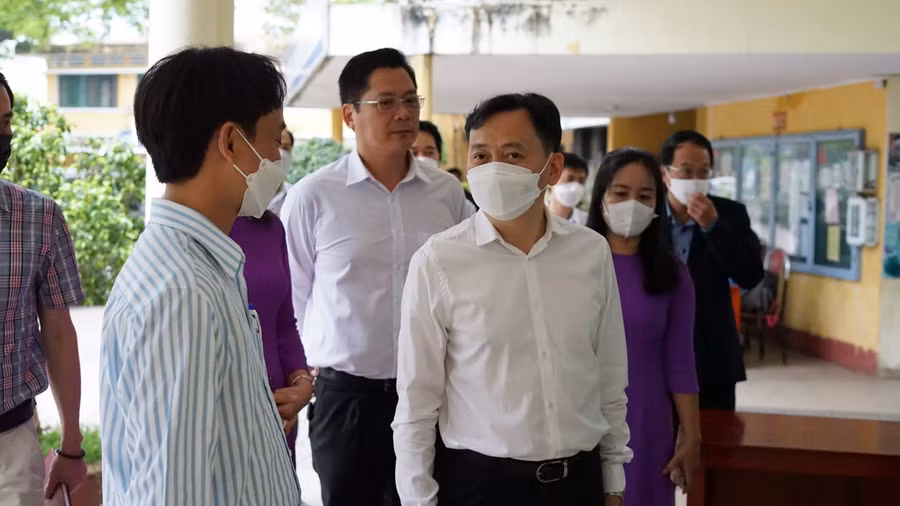 Đoàn công tác kiểm tra cơ sở giáo dục.