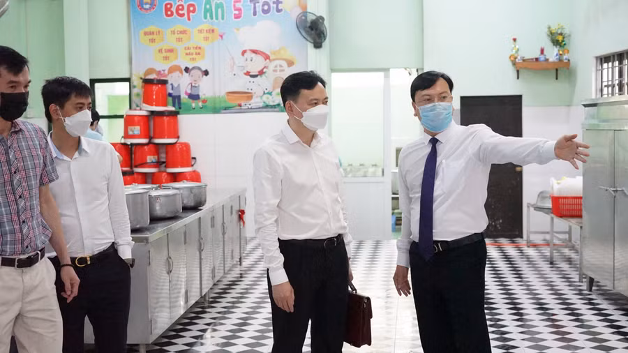 Đoàn công tác của Bộ GD&amp;ĐT kiểm tra CSVC tại Trường Tiểu học Trần Quốc Toản (TP Huế).