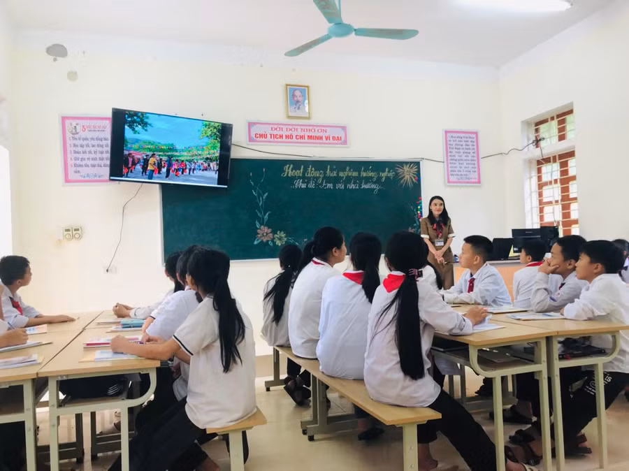 Cô Vi Thị Ỏn là học sinh trong giờ hoạt động trải nghiệm, hướng nghiệp.
