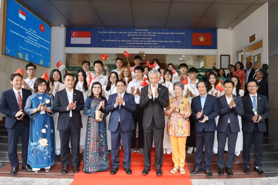 Thủ tướng Phạm Minh Chính và Phu nhân cùng Thủ tướng Singapore Lý Hiển Long và Phu nhân gặp gỡ các sinh viên tiêu biểu của ĐHQG Hà Nội. Ảnh: VNU