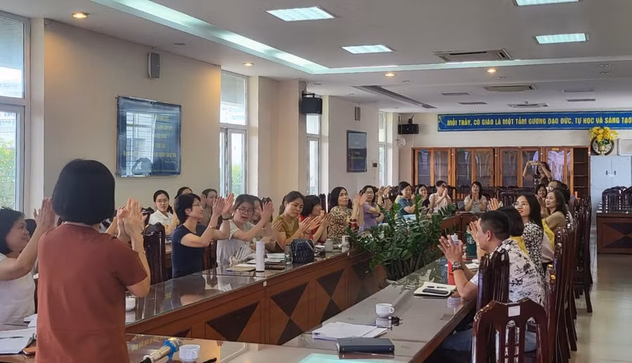 PGS.TS Trần Thị Lệ Thu dẫn dắt các giáo viên Trường THCS Nghĩa Tân thảo luận về xây dựng lớp học hạnh phúc.