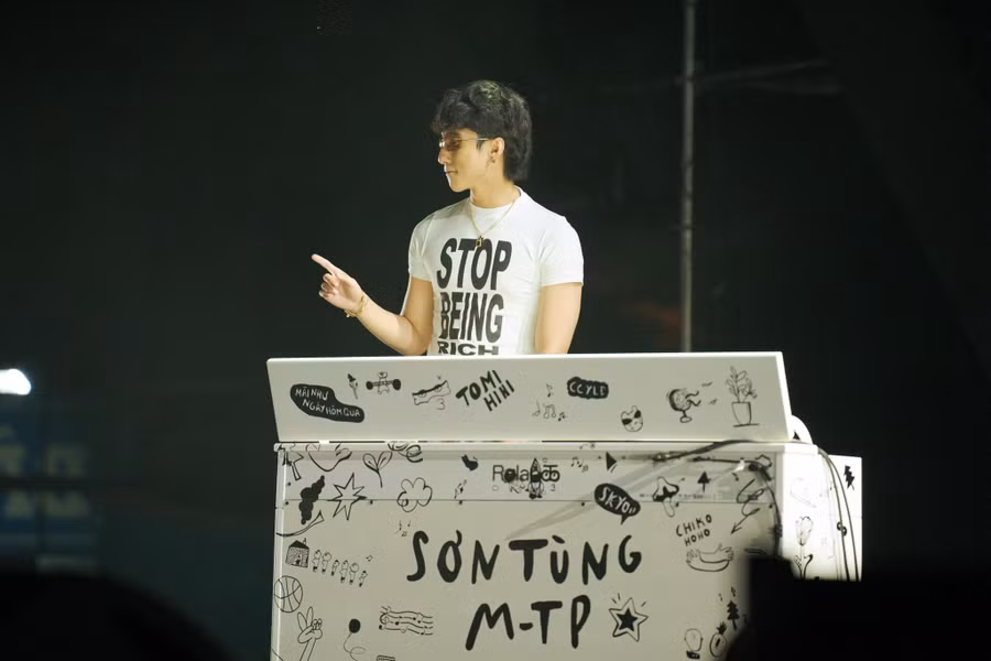 Sơn Tùng bên đàn piano trắng.