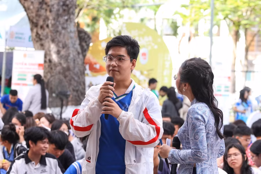 Thí sinh Đà Nẵng đặt câu hỏi tại Chương trình tư vấn mùa thi năm 2024. Thí sinh Đà Nẵng đặt câu hỏi tại Chương trình tư vấn mùa thi năm 2024.