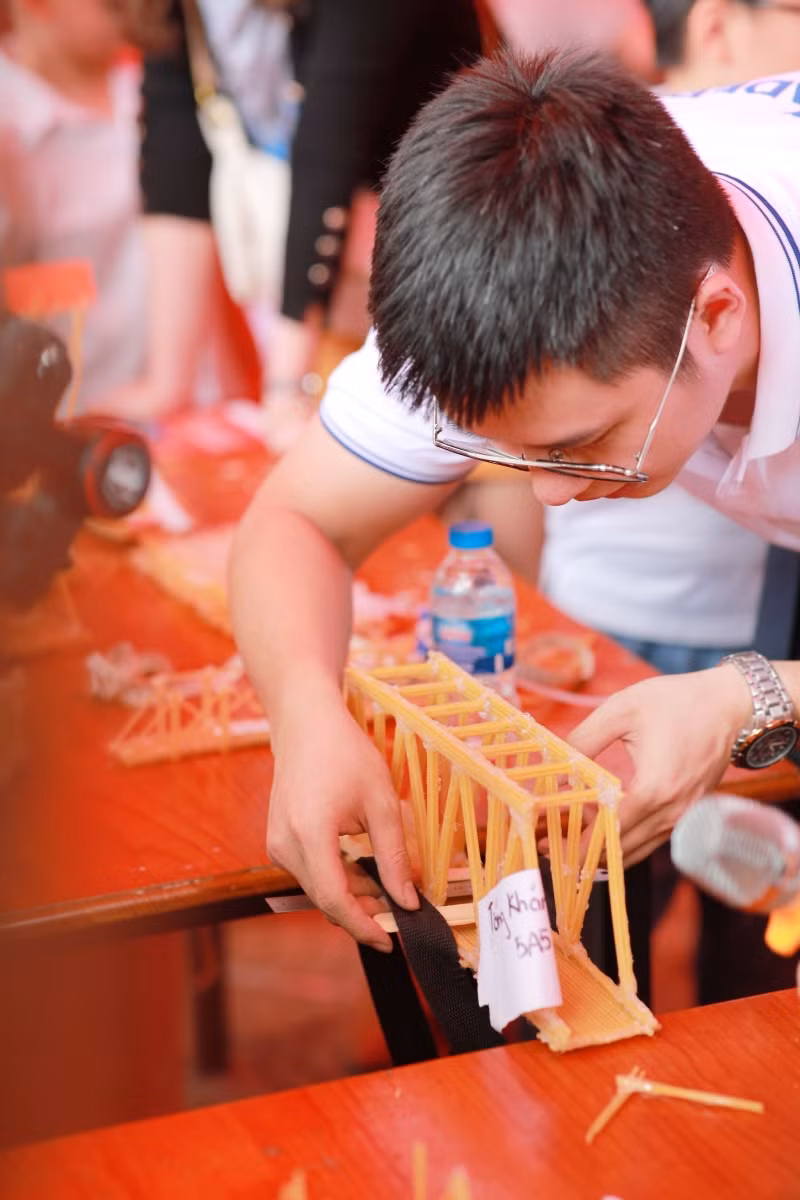 Ở một phòng trải nghiệm khác, học sinh chia sẻ các bước thực hiện quy trình thiết kế kỹ thuật EDP trong môn Steam.