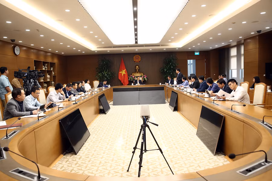 Cuộc họp về công tác chuẩn bị kỳ thi tốt nghiệp THPT năm 2021, sáng 9/4. Ảnh: VGP/Đình Nam