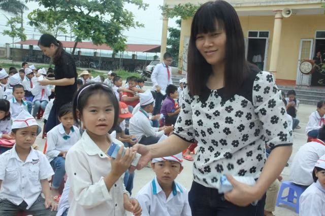 Niềm vui của học sinh Trường tiểu học Tống Phan khi được nhận sữa Niềm vui của học sinh Trường tiểu học Tống Phan khi được nhận sữa