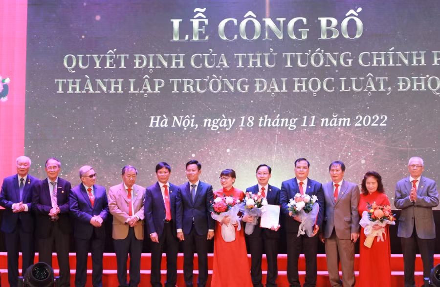 Ông Lê Quân, Giám đốc ĐHQG Hà Nội trao các quyết định bổ nhiệm cán bộ Trường ĐH Luật, ĐHQG Hà Nội.