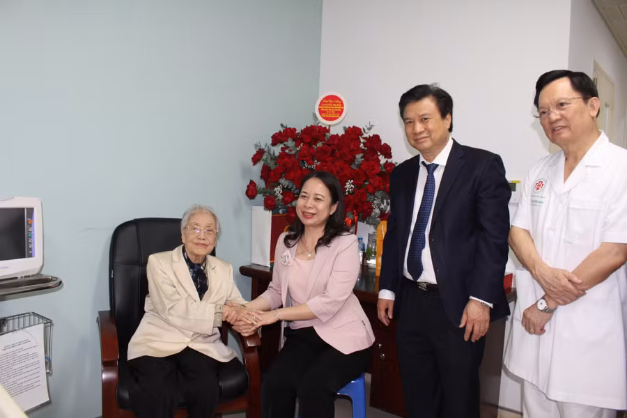 Phó Chủ tịch nước Võ Thị Ánh Xuân, Thứ trưởng Bộ GD&ĐT Nguyễn Hữu Độ thăm hỏi sức khỏe, chúc mừng nguyên Phó Chủ tịch nước, nguyên Bộ trưởng GD&ĐT Nguyễn Thị Bình nhân Ngày Nhà giáo Việt Nam. Phó Chủ tịch nước Võ Thị Ánh Xuân, Thứ trưởng Bộ GD&ĐT Nguyễn Hữu Độ thăm hỏi sức khỏe, chúc mừng nguyên Phó Chủ tịch nước, nguyên Bộ trưởng GD&ĐT Nguyễn Thị Bình nhân Ngày Nhà giáo Việt Nam.