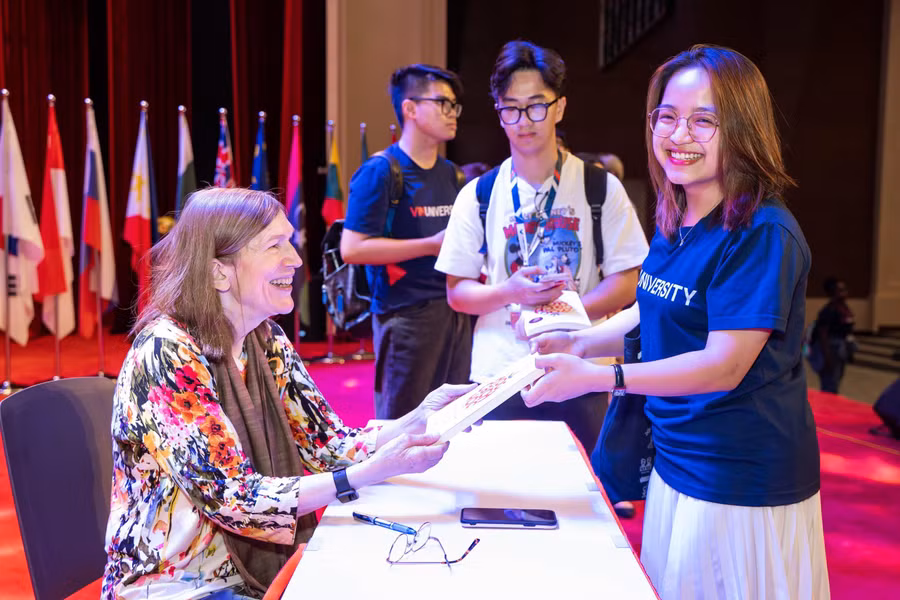 Học sinh, sinh viên xin GS. Barbara Oakley chữ ký cho cuốn sách "Learning how to learn" trong đó GS. Barbara Oakley là một đồng tác giả.