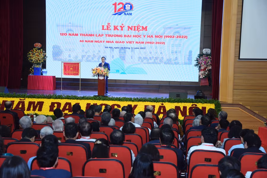 Lễ kỷ niệm 120 năm ngày thành lập và 40 năm Ngày Nhà giáo Việt Nam tại Trường ĐH Y Hà Nội .