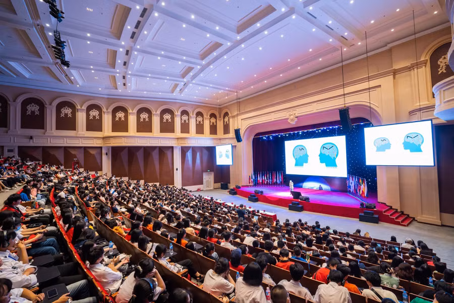 Bài giảng thu hút đông đảo học sinh, sinh viên, giáo viên, giảng viên, các nhà làm giáo dục tham gia.