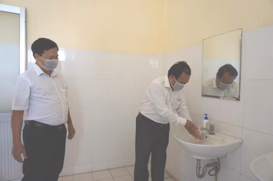 Giám đốc Sở GD&ĐT Cà Mau Nguyễn Minh Luân kiểm tra bệ rửa tay, phòng chống dịch Covid-19 tại các trường học.