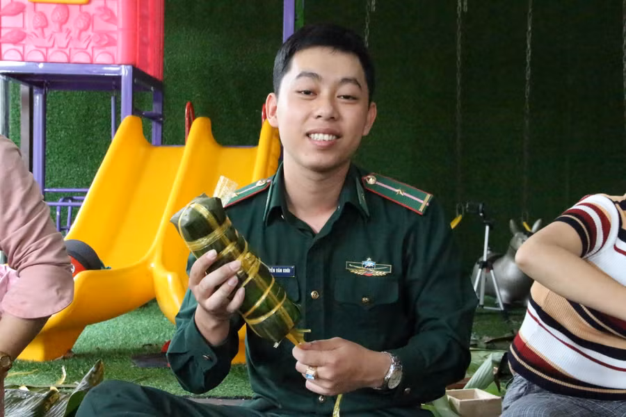 Tấm lòng của anh bộ đội trong chiếc bánh gửi ra cho người dân vùng bão lũ.