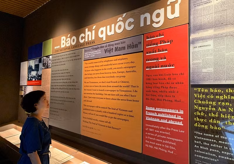 Một góc gian trưng bày giới thiệu Báo chí quốc ngữ từ những giai đoạn đầu hình thành. Ảnh: TG
