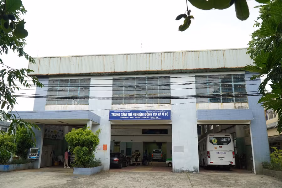Trung tâm Thí nghiệm Động cơ và Ô tô (Dự án tài trợ từ Châu Âu) và các hệ thống của ô tô đời mới được các Hãng ô tô (Toyota, Mercedes, Honda, Nissan, Ford,…) tài trợ với đầy đủ trang thiết bị chuyên ngành hiện đại, giúp cho SV Trường ĐH Bách khoa (ĐH Đà Nẵng) có điều kiện thực hành, thí nghiệm gắn liền với thực tế sản xuất.