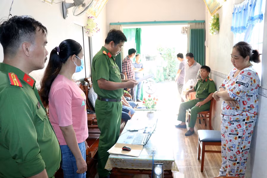 Công an tỉnh Vĩnh Long thực hiện lệnh bắt tạm giam đối với Hồ Thị Kim Xuyến.