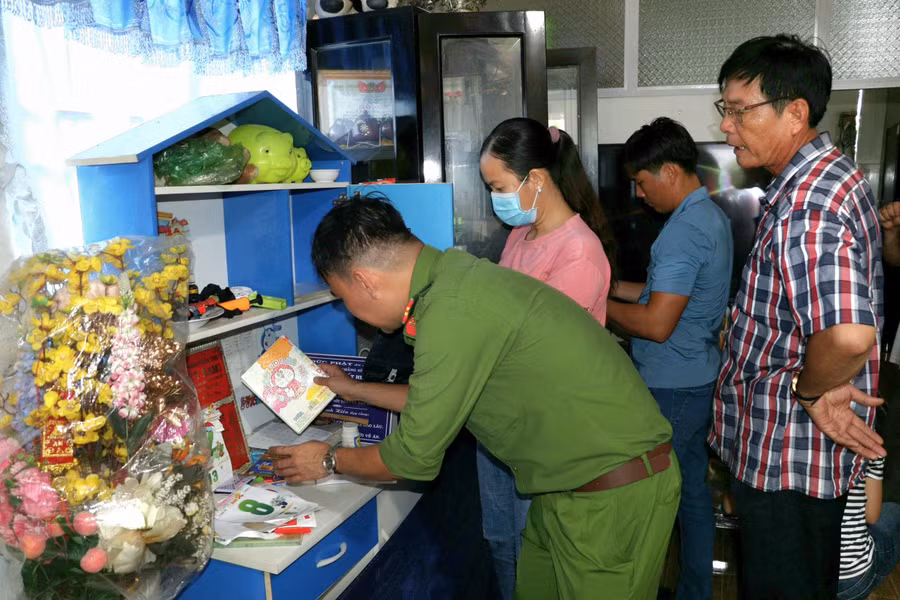 Lực lượng chức năng khám xét nơi ở của Hồ Thị Kim Xuyến.