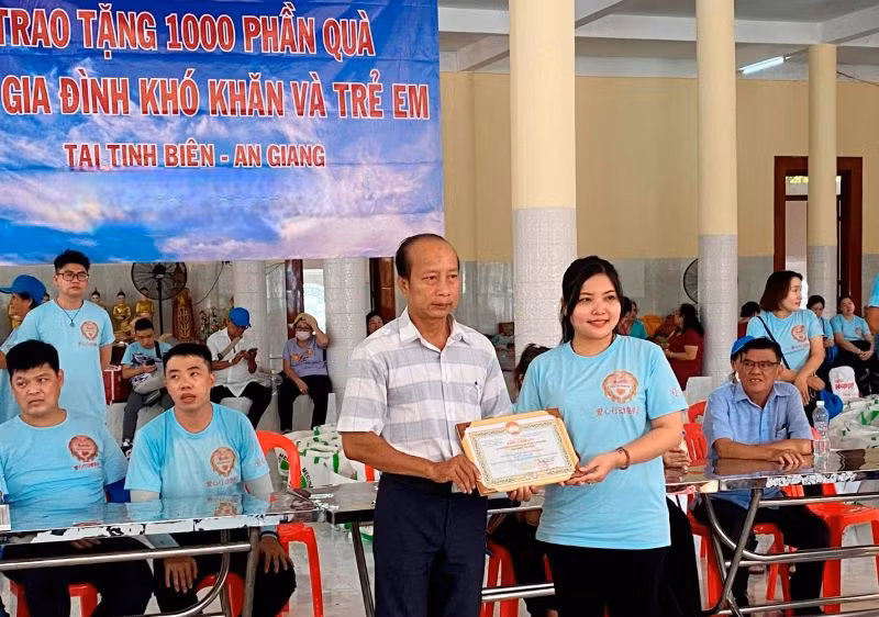 Địa diện chính quyền địa phương trao giấy cảm tạ cho nhà tài trợ.