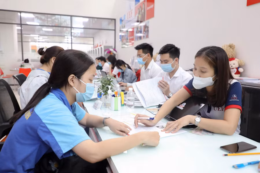 Thí sinh tham vấn ngành nghề trước khi nộp hồ sơ xét tuyển vào Trường ĐH Kinh tế - Tài chính TPHCM.