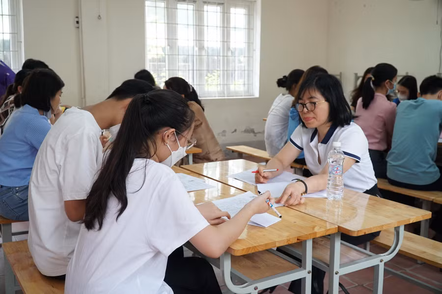 Các trường THPT Nghệ An tư vấn, hướng dẫn học sinh chọn lớp tổ hợp và mua SGK tương ứng để học tập.