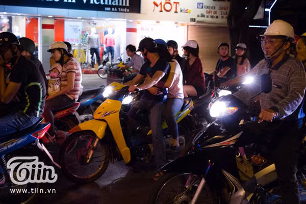 Cặp đôi Hà thành tay trong tay tận hưởng 20/10