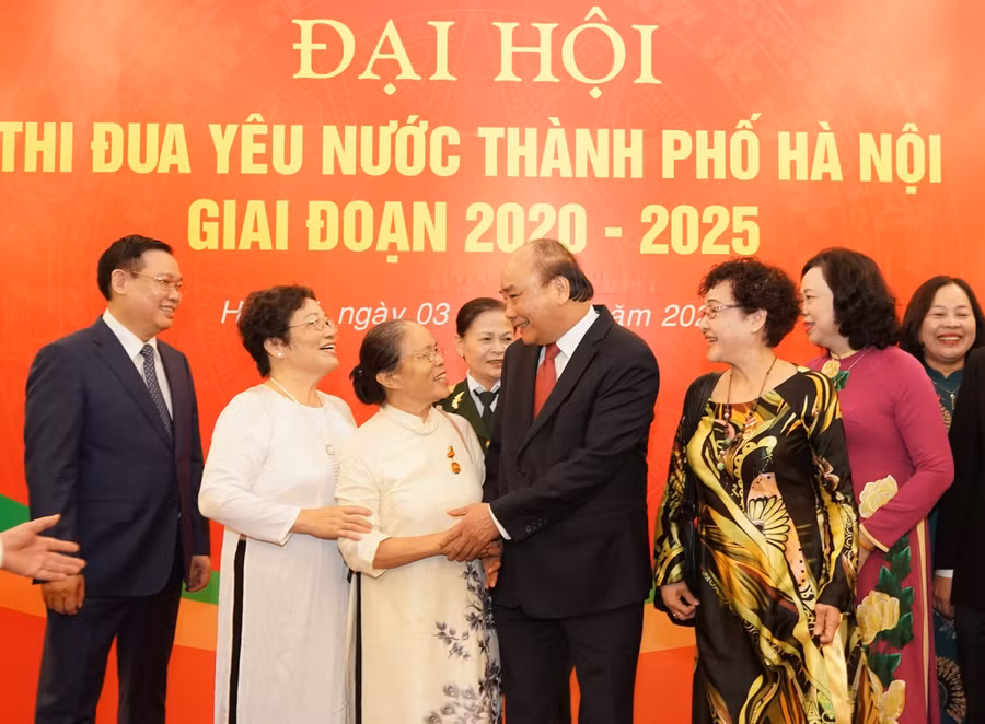 Thủ tướng Nguyễn Xuân Phúc với các đại biểu dự Đại hội Thi đua yêu nước thành phố Hà Nội, giai đoạn 2020-2025. Ảnh: VGP/Quang Hiếu