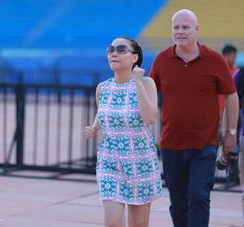 Vợ chồng Thu Minh “trốn” con đi tập chương trình