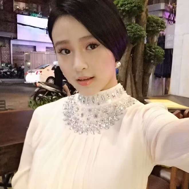 Gương mặt hồn nhiên của Huyền Baby ngày xưa được thay thế bằng đường nét quyến rũ, mặn mà, đúng với câu nói "gái một con trông mòn con mắt". Cuộc sống của Huyền Baby sau khi lấy chồng