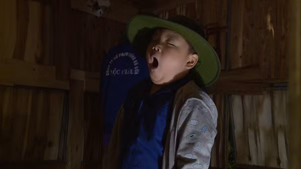 Tốt ti làm anh hùng cứu mỹ nhân trong "Bố ơi! Mình đi đâu thế?"