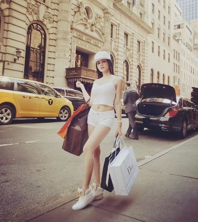 Cựu hot girl với các món đồ hiệu yêu thích. Cuộc sống của Huyền Baby sau khi lấy chồng
