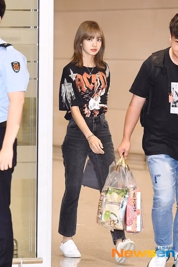 Đón hè rực rỡ với loạt gợi ý mix đồ đẹp mắt từ BlackPink ảnh 4 Đón hè rực rỡ với loạt gợi ý mix đồ đẹp mắt từ BlackPinkdf