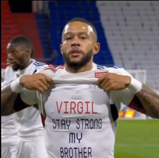 Ngôi sao Depay bị chế giễu vì “khoe” chiếc áo phông mang thông điệp ủng hộ trung vệ Liverpool.