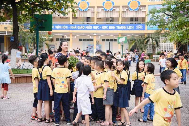 Cô Nguyễn Thị Bích Diệp cùng học sinh hỗ trợ bạn mắc chứng tăng động vào giờ ra chơi.