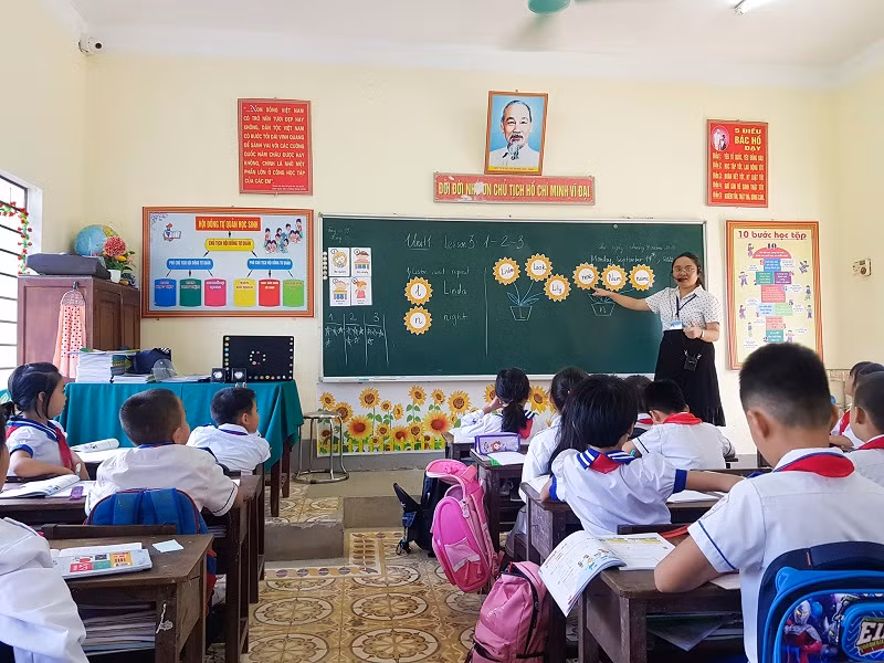 Cô Tâm và học sinh Trường Tiểu học Bồng Khê.