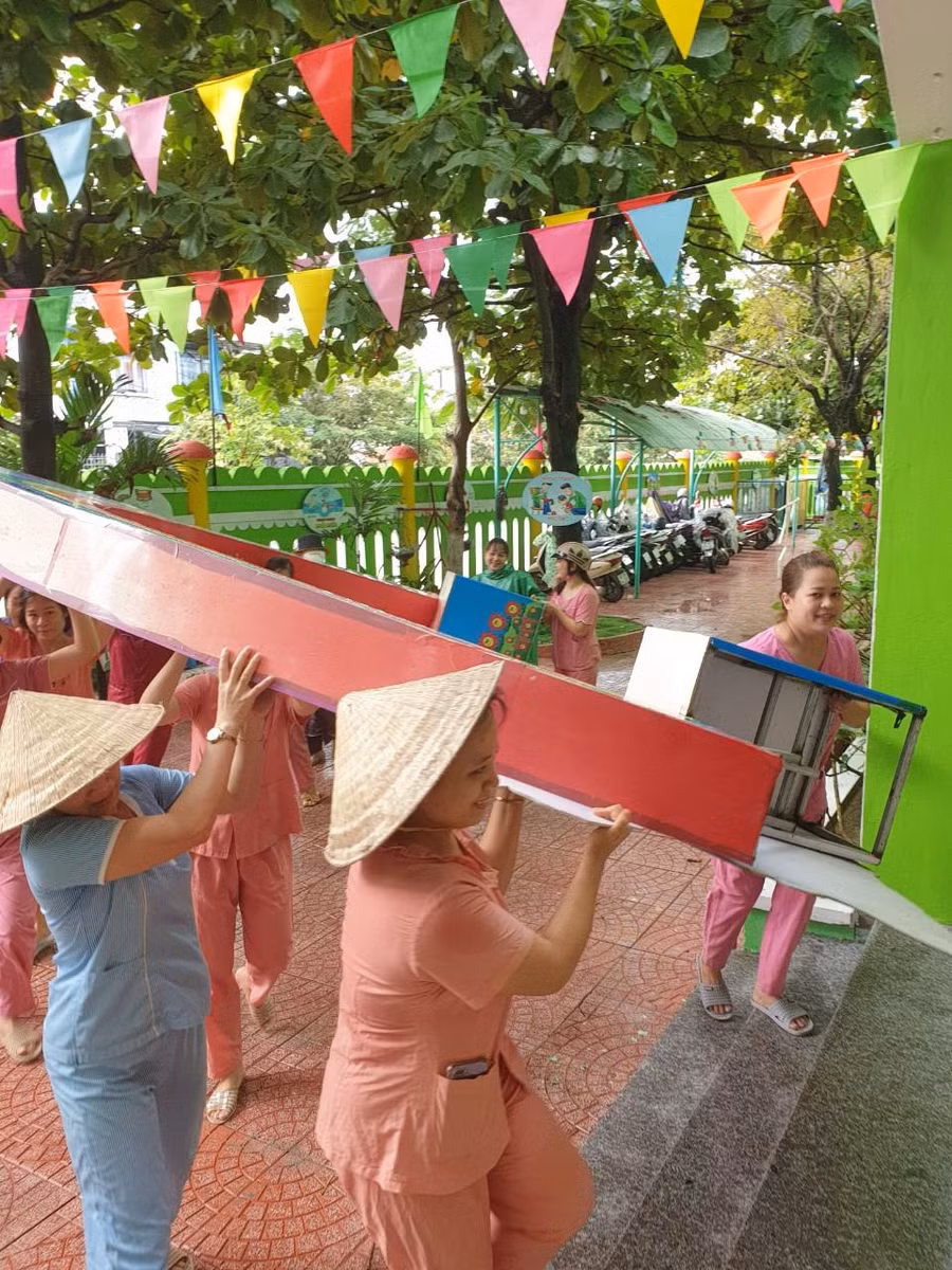 Di chuyển các thiết bị, đồ dùng ngoài trời vào khu vực an toàn trước khi bão đến. Di chuyển các thiết bị, đồ dùng ngoài trời vào khu vực an toàn trước khi bão đến.