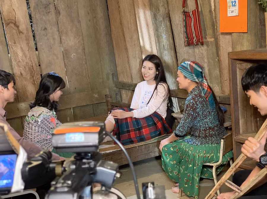 Á quân Sao Mai năm 2019 Phan Quỳnh Anh cùng ekip đoàn làm phim.