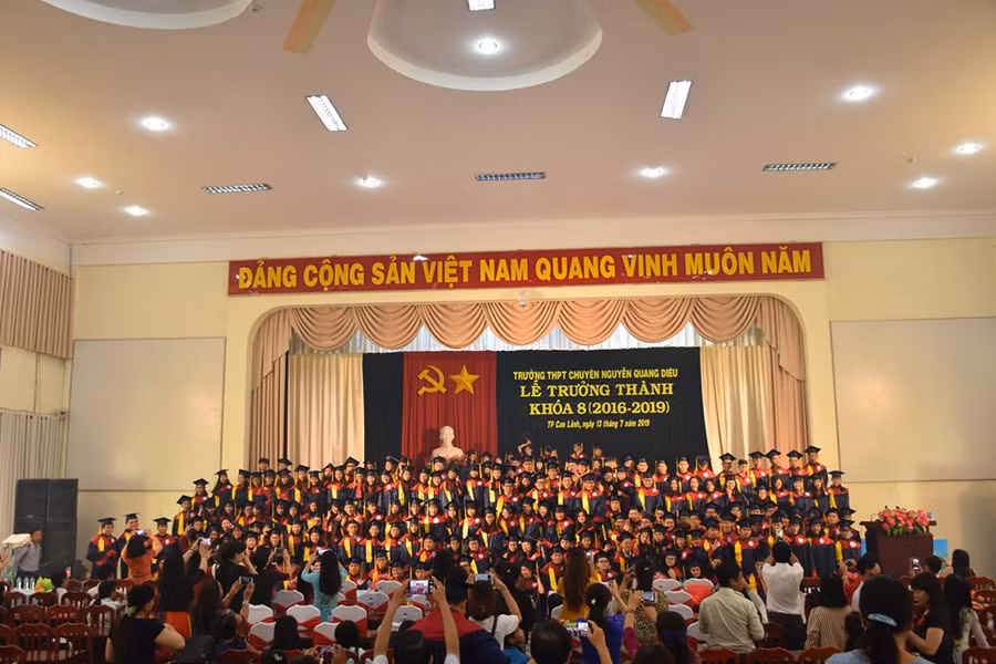 Học sinh khoá 8 trường THPT Chuyên Nguyễn Quang Diêu Học sinh khoá 8 trường THPT Chuyên Nguyễn Quang Diêu
