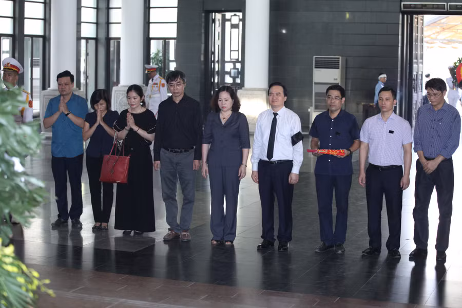 Đoàn lãnh đạo Bộ GD&ĐT tới tiễn đưa GS Hoàng Tụy Đoàn lãnh đạo Bộ GD&ĐT tới tiễn đưa GS Hoàng Tụy