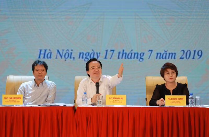 Bộ trưởng Bộ GD&ĐT Phùng Xuân Nhạ chủ trì tại điểm cầu Hà Nội