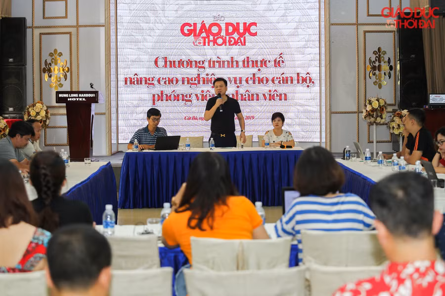 Nhà báo Triệu Ngọc Lâm - Tổng Biên tập Báo Giáo dục và Thời đại phát biểu tại buổi tập huấn.
