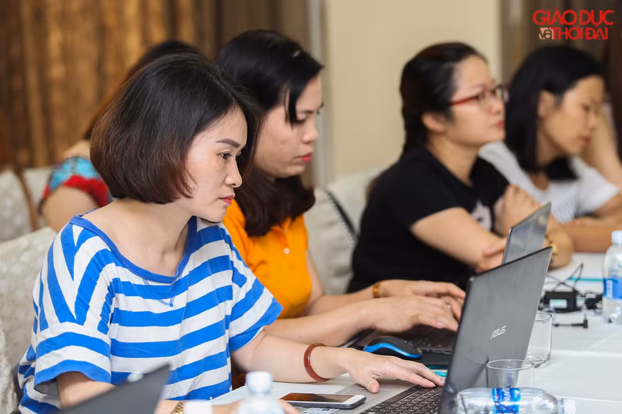 Cán bộ, phóng viên, biên tập viên Báo Giáo dục và Thời đại tham gia tập huấn với tinh thần nghiêm túc học hỏi.