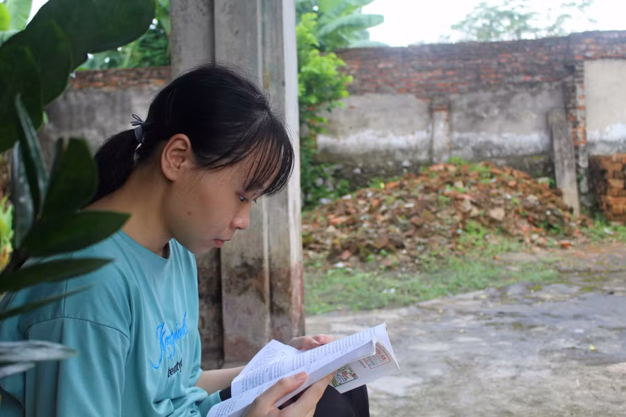 Dù hoàn cảnh khó khăn nhưng Mai luôn nỗ lực vươn lên trong học tập. Dù hoàn cảnh khó khăn nhưng Mai luôn nỗ lực vươn lên trong học tập.