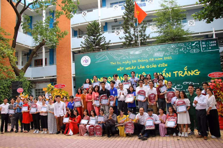 Học sinh Trường THPT Nguyễn Du-TPHCM tham gia trải nghiệm ngày làm giáo viên