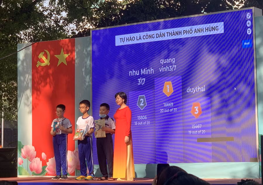 Đại diện ban giám hiệu nhà trường tặng quà cho 3 học sinh trả lời đúng và nhanh các câu hỏi ở phần trò chơi Rung chuông vàng