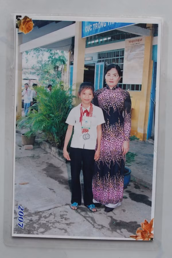 Ánh Viên chụp ảnh cùng cô giáo khi được 10 tuổi, học lớp 5. Chính giai đoạn này là năm bản lề khiến chúng ta có kình ngư Ánh Viên hôm nay bởi lúc cô bé đã thi đấu rất thành công tại hội khỏe phù đổng và được trung tâm TDTT quốc phòng 4 nhận vào học tập
