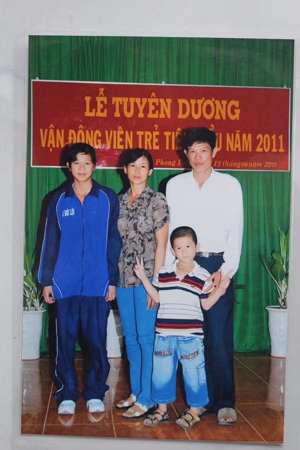 Ánh Viên chụp ảnh cùng bố mẹ vào năm 2011, trước khi lên đường đi tập huấn ở Trung Quốc