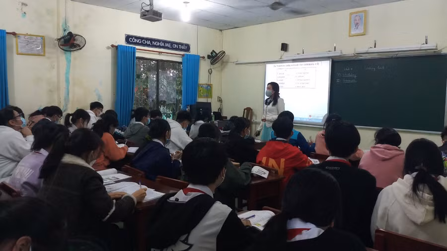 Phòng học của Trường THCS Lý Thường Kiệt được trang bị máy chiếu, kết nối internet để vừa dạy học trực tiếp và trực tuyến cho những HS không đến trường được vì ảnh hưởng dịch